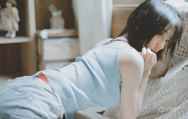 短发女生清新慵懒夏日写真，安静的听着窗外热闹的蝉鸣。。。