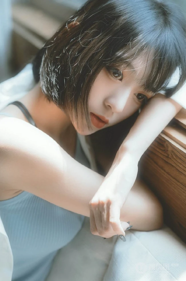 短发女生清新慵懒夏日写真，安静的听着窗外热闹的蝉鸣。。。