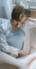 短发女生清新慵懒夏日写真，安静的听着窗外热闹的蝉鸣。。。