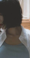 短发女生清新慵懒夏日写真，安静的听着窗外热闹的蝉鸣。。。