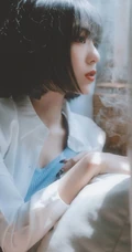 短发女生清新慵懒夏日写真，安静的听着窗外热闹的蝉鸣。。。