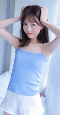 浅粉甜美可爱女生室内写真，清新的蓝色肩带和白色短裤很搭哦！
