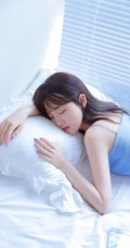 浅粉甜美可爱女生室内写真，清新的蓝色肩带和白色短裤很搭哦！