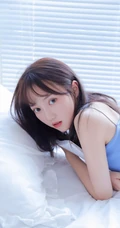 浅粉甜美可爱女生室内写真，清新的蓝色肩带和白色短裤很搭哦！