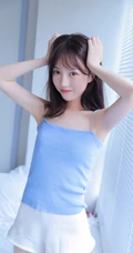 浅粉甜美可爱女生室内写真，清新的蓝色肩带和白色短裤很搭哦！