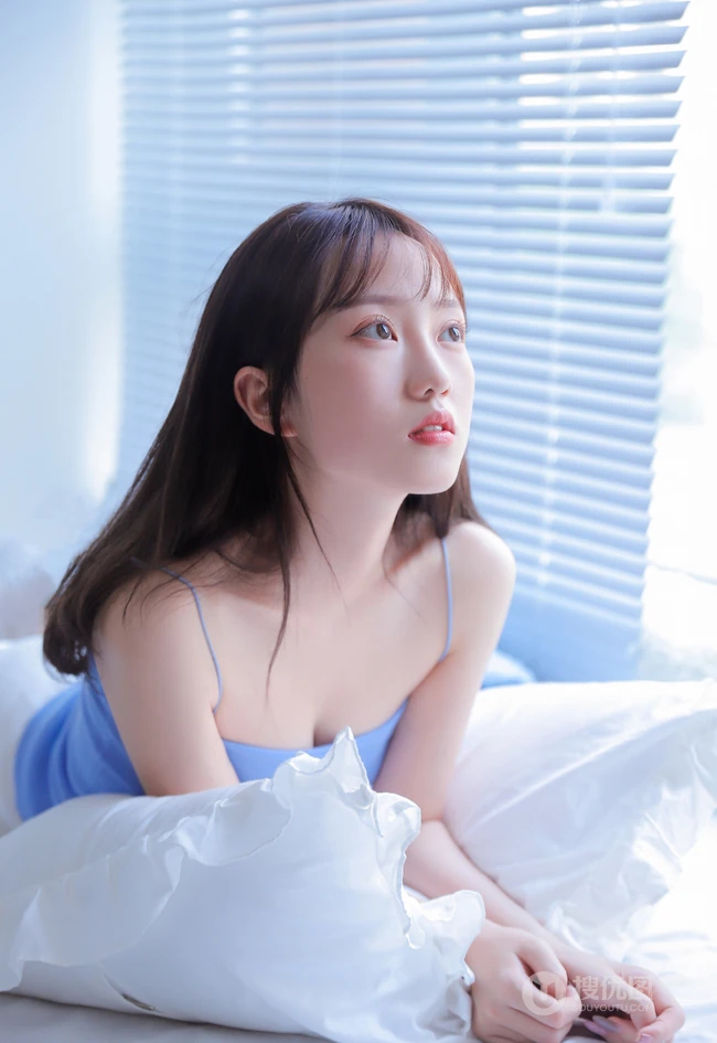 浅粉甜美可爱女生室内写真，清新的蓝色肩带和白色短裤很搭哦！