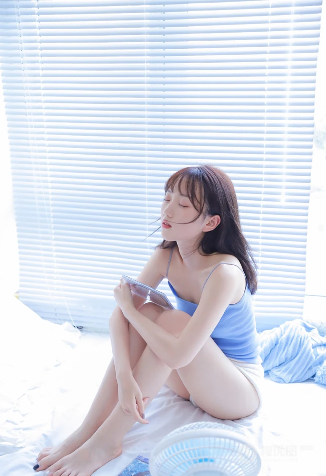浅粉甜美可爱女生室内写真，清新的蓝色肩带和白色短裤很搭哦！