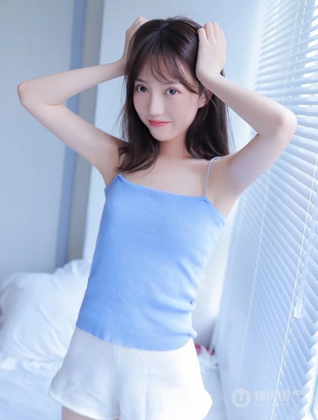 浅粉甜美可爱女生室内写真，清新的蓝色肩带和白色短裤很搭哦！