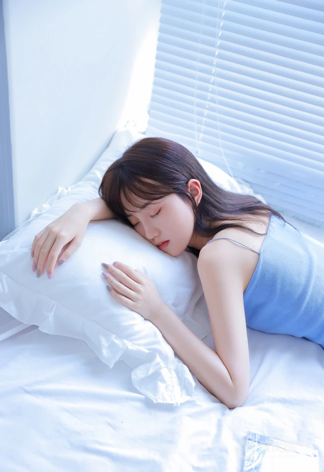 浅粉甜美可爱女生室内写真，清新的蓝色肩带和白色短裤很搭哦！