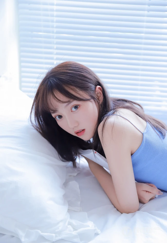 浅粉甜美可爱女生室内写真，清新的蓝色肩带和白色短裤很搭哦！