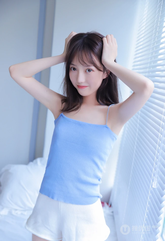 浅粉甜美可爱女生室内写真，清新的蓝色肩带和白色短裤很搭哦！