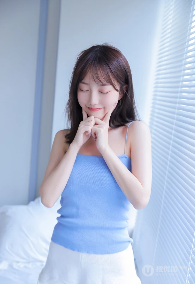 浅粉甜美可爱女生室内写真，清新的蓝色肩带和白色短裤很搭哦！