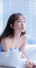 浅粉甜美可爱女生室内写真，清新的蓝色肩带和白色短裤很搭哦！