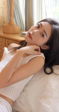 长发，大长腿，大眼睛加苗条身材，清新清新女生背心短裤写真