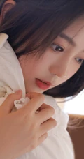 长发，大长腿，大眼睛加苗条身材，清新清新女生背心短裤写真
