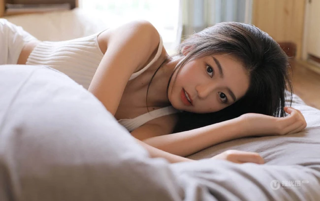 长发，大长腿，大眼睛加苗条身材，清新清新女生背心短裤写真