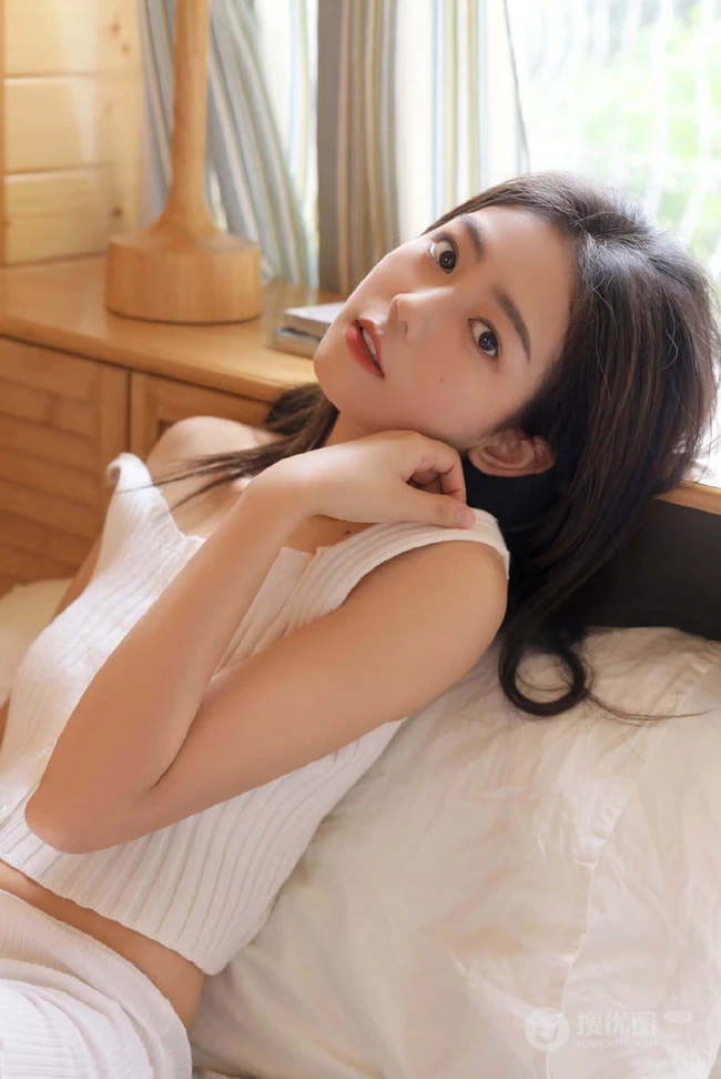 长发，大长腿，大眼睛加苗条身材，清新清新女生背心短裤写真