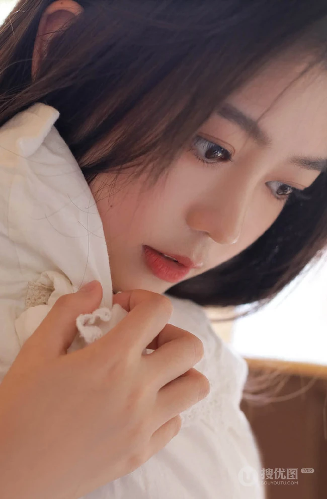 长发，大长腿，大眼睛加苗条身材，清新清新女生背心短裤写真