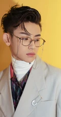 小鬼王琳凯酷潮西服套装写真照片
