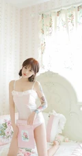 淡淡的小气质，浅粉白皙气质女生肩带家居服室内写真照
