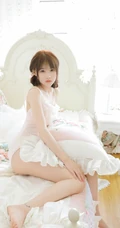 淡淡的小气质，浅粉白皙气质女生肩带家居服室内写真照