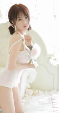 淡淡的小气质，浅粉白皙气质女生肩带家居服室内写真照