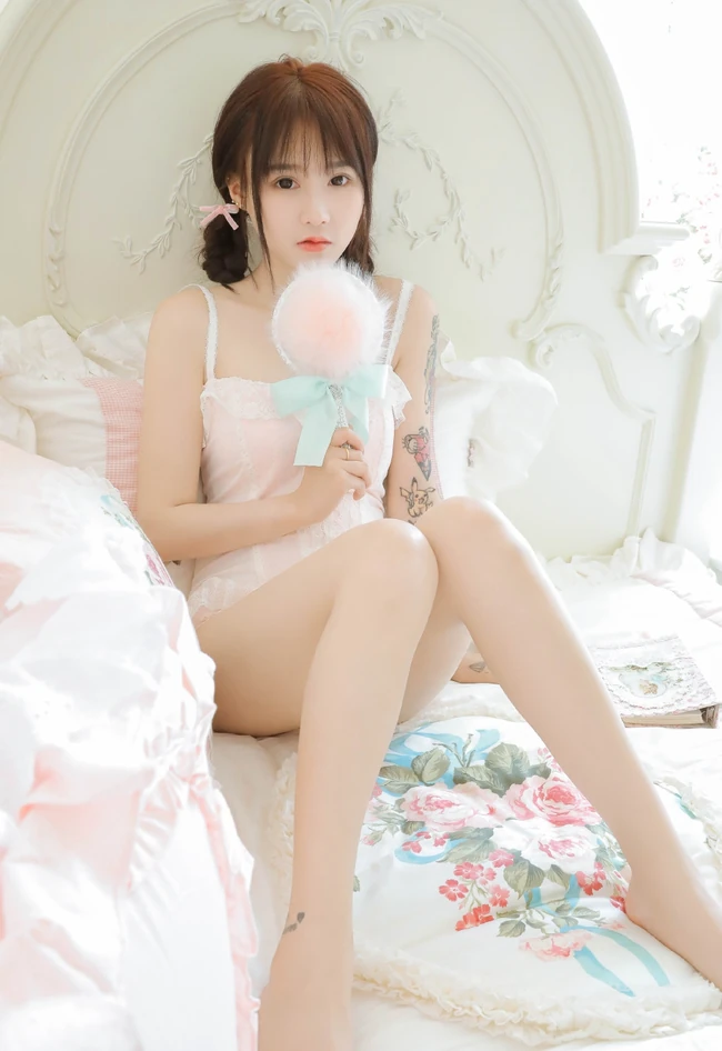 淡淡的小气质，浅粉白皙气质女生肩带家居服室内写真照