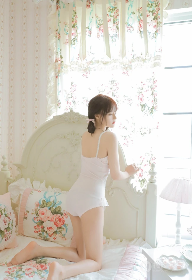 淡淡的小气质，浅粉白皙气质女生肩带家居服室内写真照