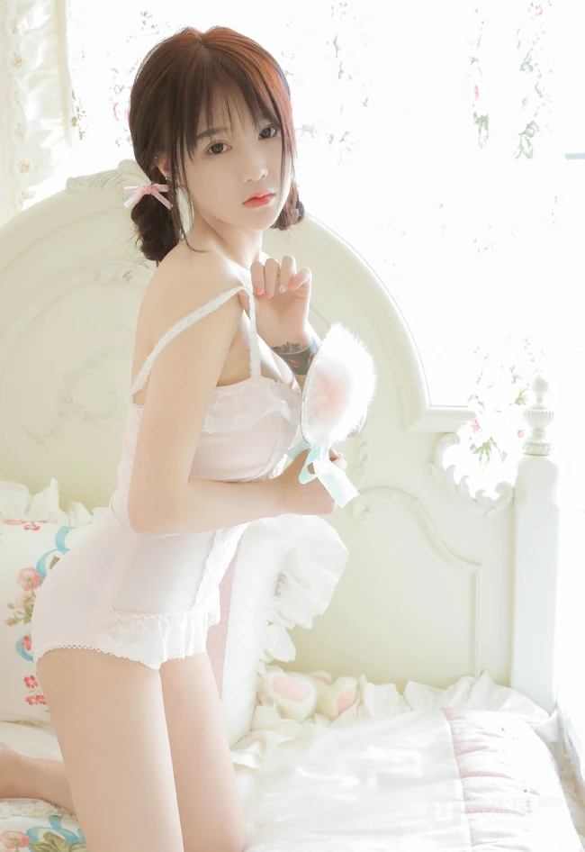 淡淡的小气质，浅粉白皙气质女生肩带家居服室内写真照