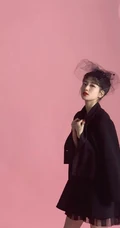 裴秀智头戴网纱搭全黑look装扮写真拍摄花絮图片