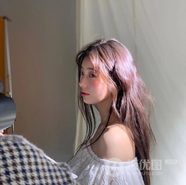 裴秀智头戴网纱搭全黑look装扮写真拍摄花絮图片
