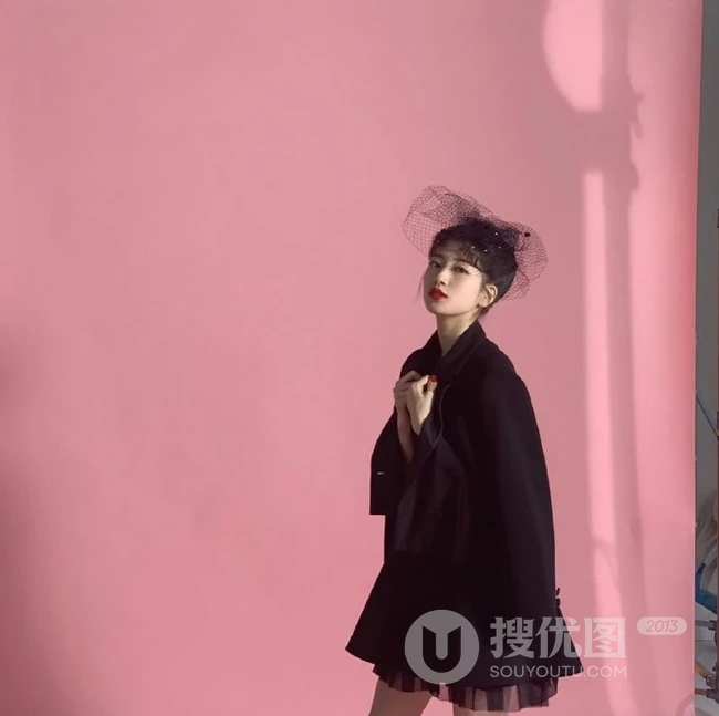 裴秀智头戴网纱搭全黑look装扮写真拍摄花絮图片