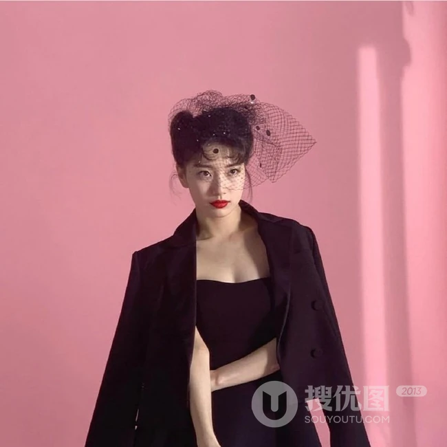 裴秀智头戴网纱搭全黑look装扮写真拍摄花絮图片