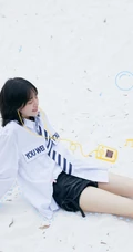 李溪芮短发发型清新美图，搭配短裤清凉又清爽