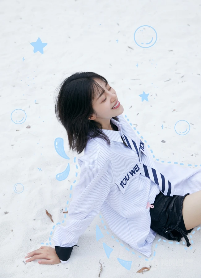 李溪芮短发发型清新美图，搭配短裤清凉又清爽