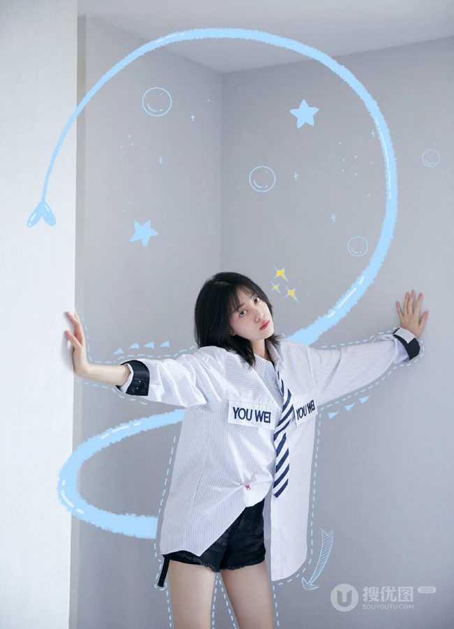 李溪芮短发发型清新美图，搭配短裤清凉又清爽