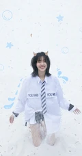李溪芮短发发型清新美图，搭配短裤清凉又清爽