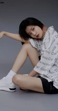 李溪芮短发发型清新美图，搭配短裤清凉又清爽