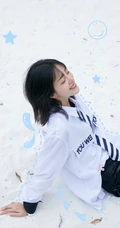 李溪芮短发发型清新美图，搭配短裤清凉又清爽