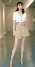 李斯羽骨感身材白衣短裙气质写真