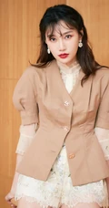 李斯羽骨感身材白衣短裙气质写真