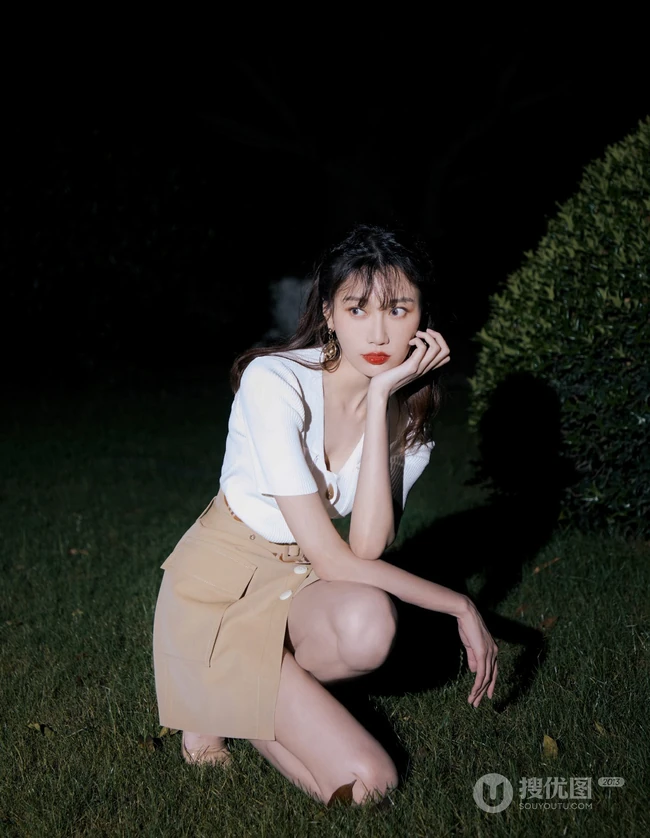 李斯羽骨感身材白衣短裙气质写真