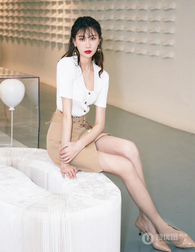 李斯羽骨感身材白衣短裙气质写真