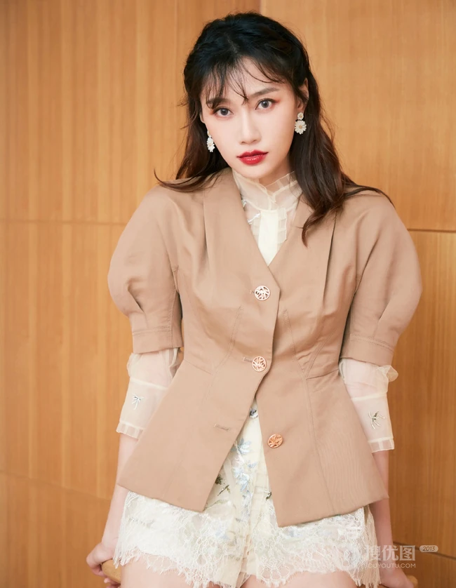 李斯羽骨感身材白衣短裙气质写真