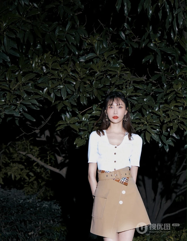 李斯羽骨感身材白衣短裙气质写真