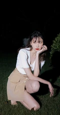 李斯羽骨感身材白衣短裙气质写真