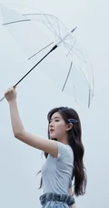 在雨中的赵露思，手持透明雨伞漫步雨中仙气写真图片
