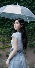 在雨中的赵露思，手持透明雨伞漫步雨中仙气写真图片