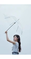 在雨中的赵露思，手持透明雨伞漫步雨中仙气写真图片
