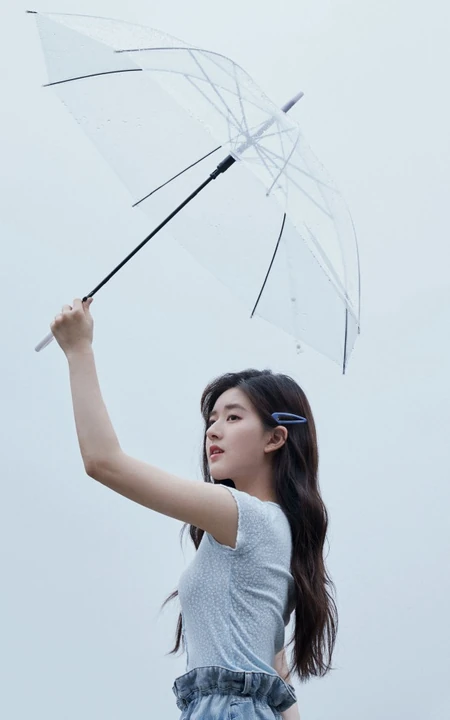在雨中的赵露思，手持透明雨伞漫步雨中仙气写真图片